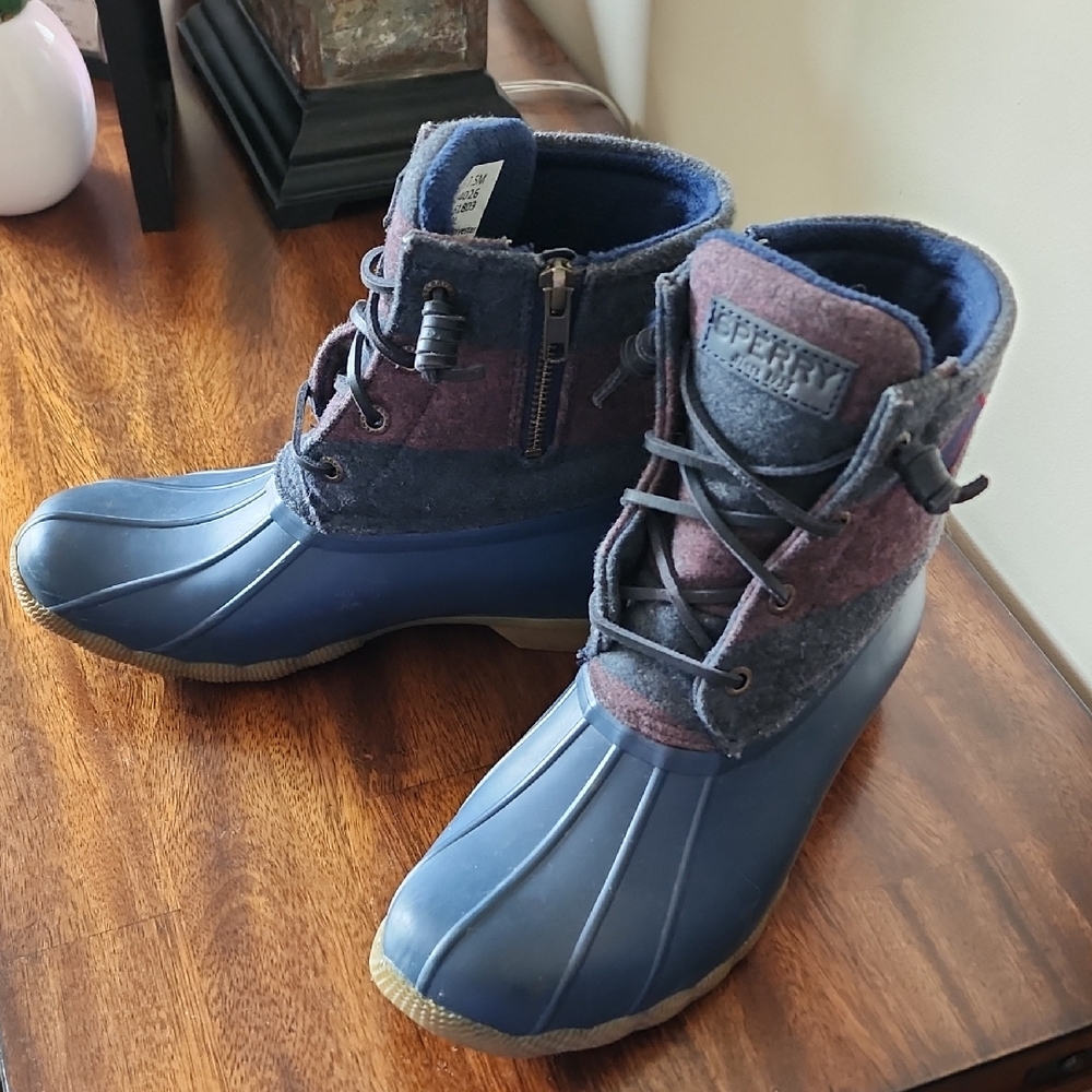 Sperry, Saltwater Varsity Duck Boot, Size 7.5 Flannel Striped Top.
